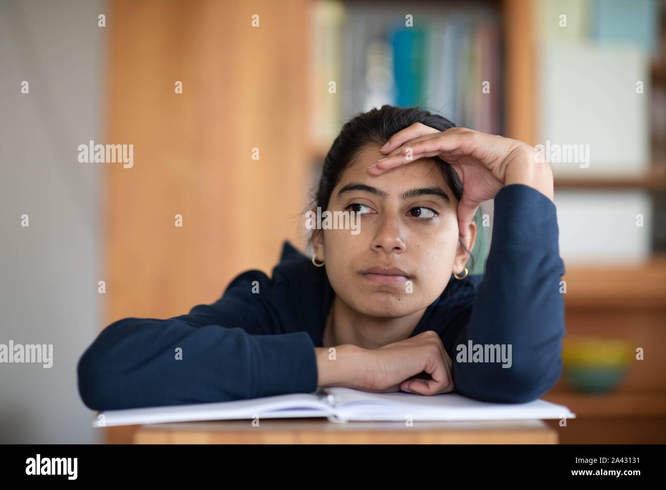 Stundent yong donna apprendimento in una stanza Foto Stock