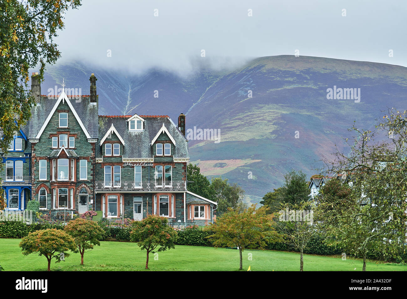 Guest House, con Skiddaw mountain dietro di esso, su un nuvoloso, piovosa giornata al Lago Derwentwater, Parco Nazionale del Distretto dei Laghi, Cumbria, Inghilterra Foto Stock
