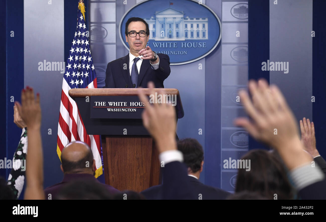 Washington, Stati Uniti. Undicesimo oct, 2019. Il segretario al Tesoro Steven Mnuchin invita un reporter come egli prende le domande dalla stampa alla Casa Bianca, Venerdì, 11 ottobre 2019, a Washington, DC. Mnuchin ha annunciato l'autorizzazione dei futuri possibili sanzioni da parte della Presidente Trump contro la Turchia che ha lanciato transfrontaliera di attacchi contro i curdi in Siria. Foto di Mike Theiler/UPI Credito: UPI/Alamy Live News Foto Stock