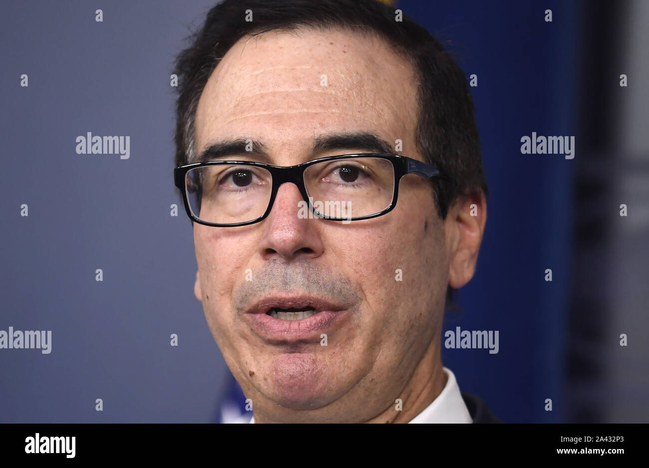 Washington, Stati Uniti. Undicesimo oct, 2019. Il segretario al Tesoro Steven Mnuchin rende commento alla stampa alla Casa Bianca, Venerdì, 11 ottobre 2019, a Washington, DC. Mnuchin ha annunciato l'autorizzazione dei futuri possibili sanzioni da parte della Presidente Trump contro la Turchia che ha lanciato transfrontaliera di attacchi contro i curdi in Siria. Foto di Mike Theiler/UPI Credito: UPI/Alamy Live News Foto Stock