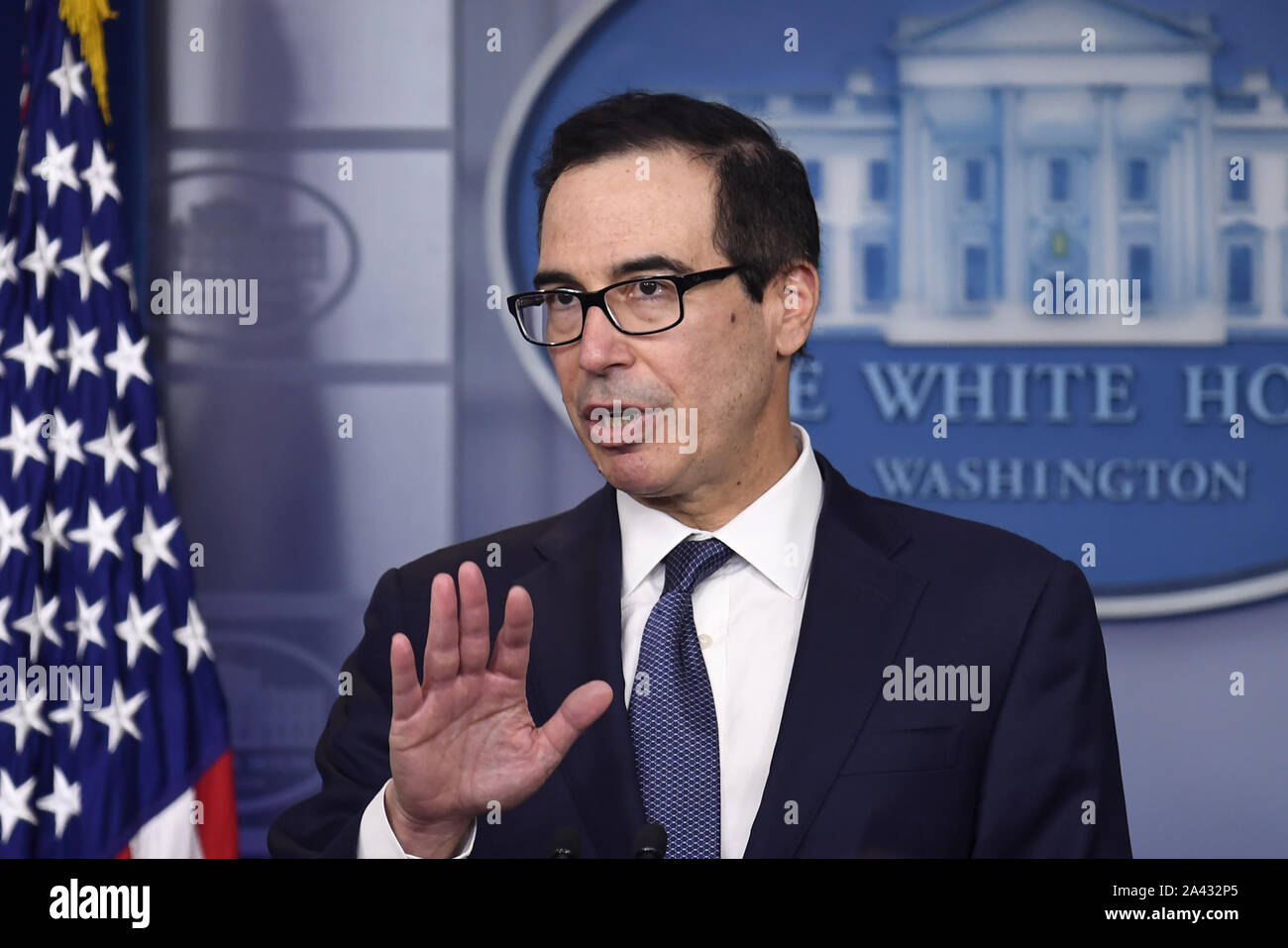 Washington, Stati Uniti. Undicesimo oct, 2019. Il segretario al Tesoro Steven Mnuchin rende commento alla stampa alla Casa Bianca, Venerdì, 11 ottobre 2019, a Washington, DC. Mnuchin ha annunciato l'autorizzazione dei futuri possibili sanzioni da parte della Presidente Trump contro la Turchia che ha lanciato transfrontaliera di attacchi contro i curdi in Siria. Foto di Mike Theiler/UPI Credito: UPI/Alamy Live News Foto Stock