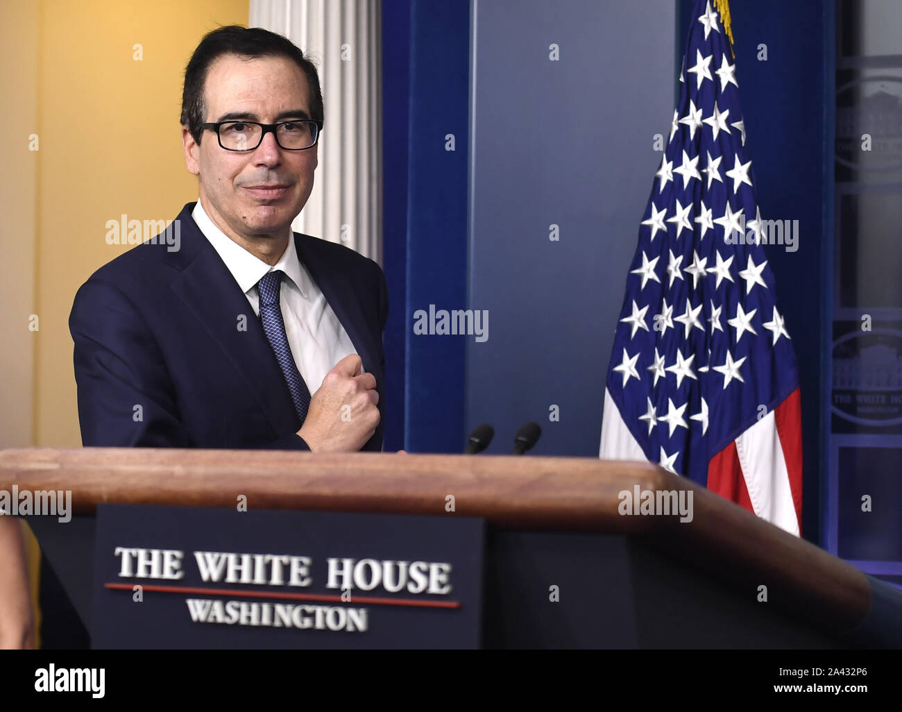 Washington, Stati Uniti. Undicesimo oct, 2019. Il segretario al Tesoro Steven Mnuchin arriva a rendere commento alla stampa alla Casa Bianca, Venerdì, 11 ottobre 2019, a Washington, DC. Mnuchin ha annunciato l'autorizzazione dei futuri possibili sanzioni da parte della Presidente Trump contro la Turchia che ha lanciato transfrontaliera di attacchi contro i curdi in Siria. Foto di Mike Theiler/UPI Credito: UPI/Alamy Live News Foto Stock