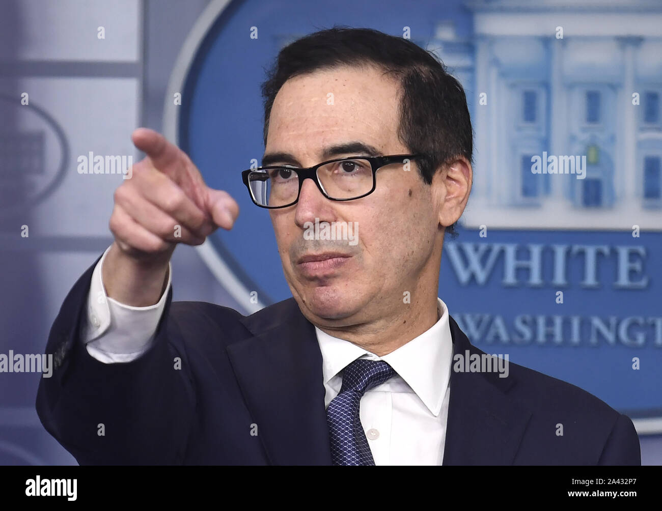 Washington, Stati Uniti. Undicesimo oct, 2019. Il segretario al Tesoro Steven Mnuchin invita un reporter come egli prende le domande dalla stampa alla Casa Bianca, Venerdì, 11 ottobre 2019, a Washington, DC. Mnuchin ha annunciato l'autorizzazione dei futuri possibili sanzioni da parte della Presidente Trump contro la Turchia che ha lanciato transfrontaliera di attacchi contro i curdi in Siria. Foto di Mike Theiler/UPI Credito: UPI/Alamy Live News Foto Stock