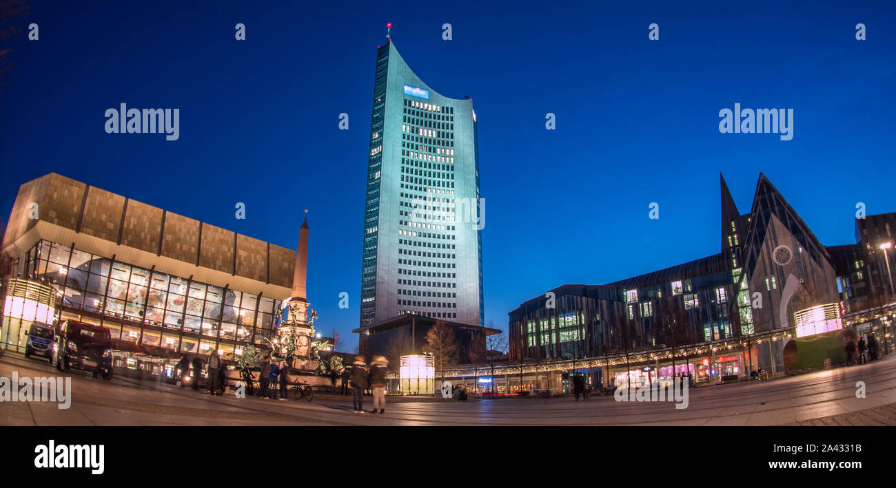 Panorama Skyline Augustusplatz in Leipzig durante la notte Foto Stock