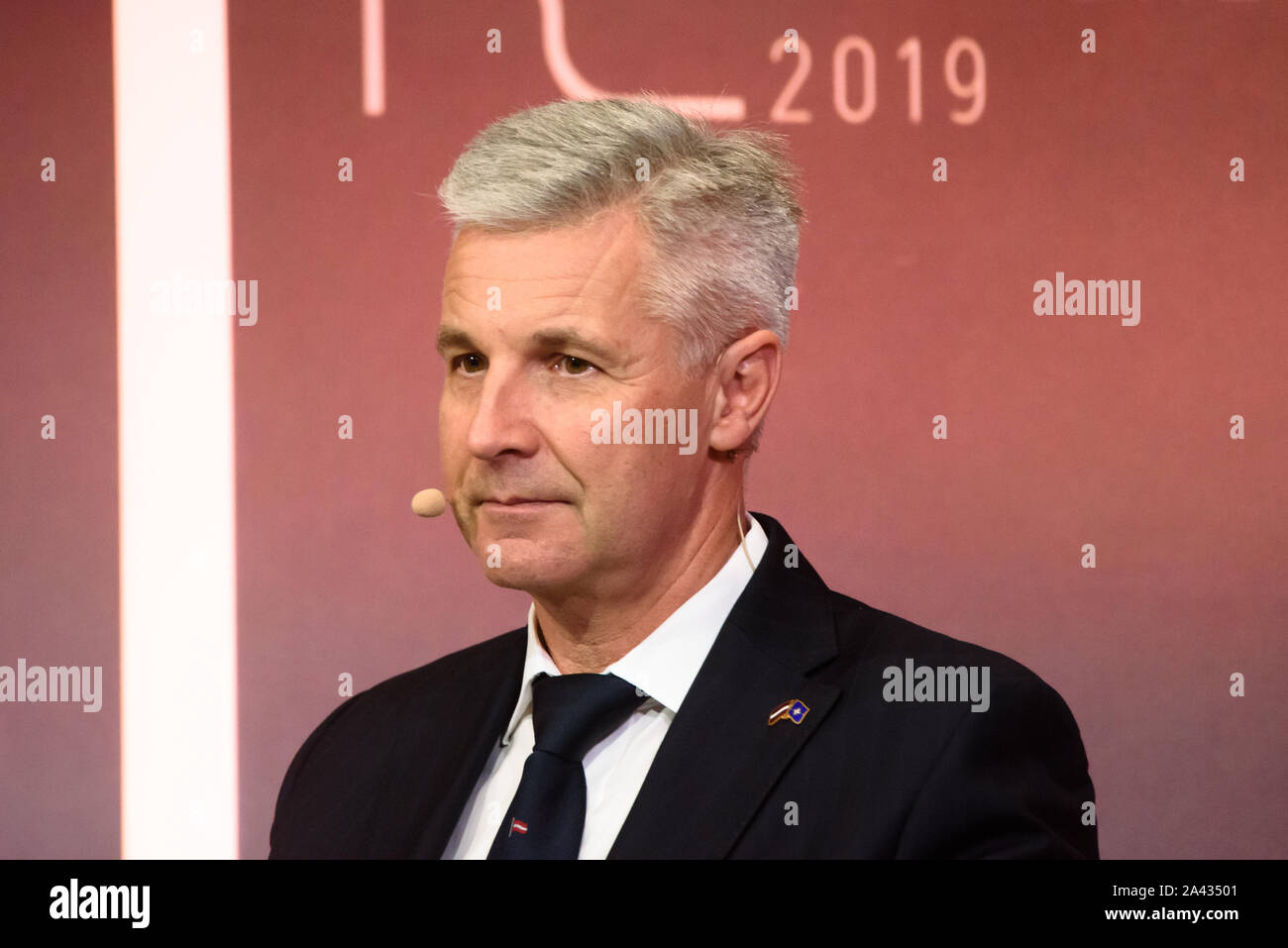 RIGA, Lettonia. Undicesimo oct, 2019. Artis PABRIKS Ministro della difesa della Lettonia, durante la conferenza di riga 2019. Sessione plenaria: ampio e collettivo - LA COSTRUZIONE DELLA FONDAZIONE DEL FUTURO DELLA NATO PER LA DIFESA: Credito Gints Ivuskans/Alamy Live News Foto Stock