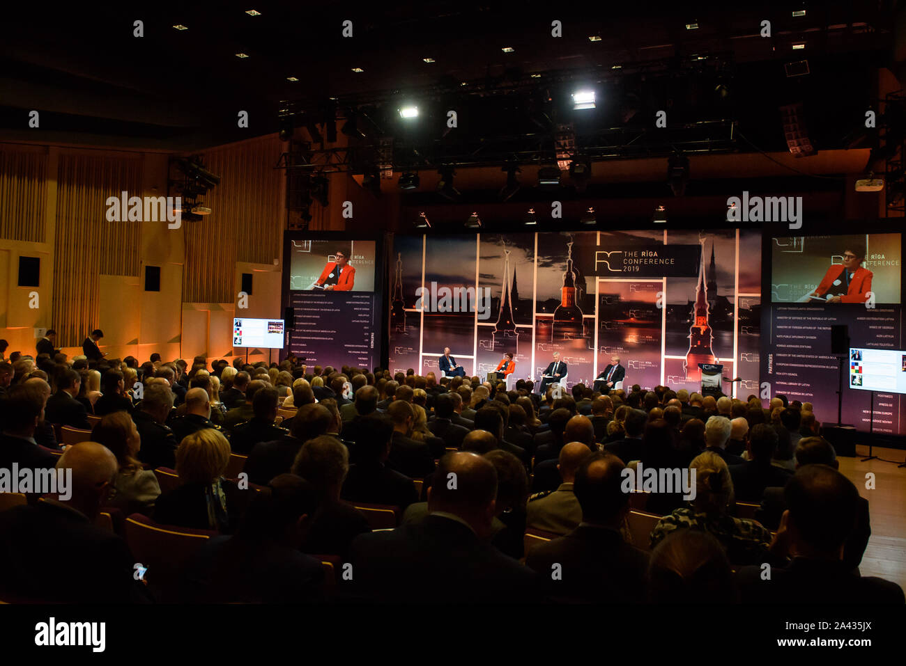 RIGA, Lettonia. Undicesimo oct, 2019. La conferenza di riga 2019. Sessione plenaria: ampio e collettivo - LA COSTRUZIONE DELLA FONDAZIONE DEL FUTURO DELLA NATO PER LA DIFESA: Credito Gints Ivuskans/Alamy Live News Foto Stock