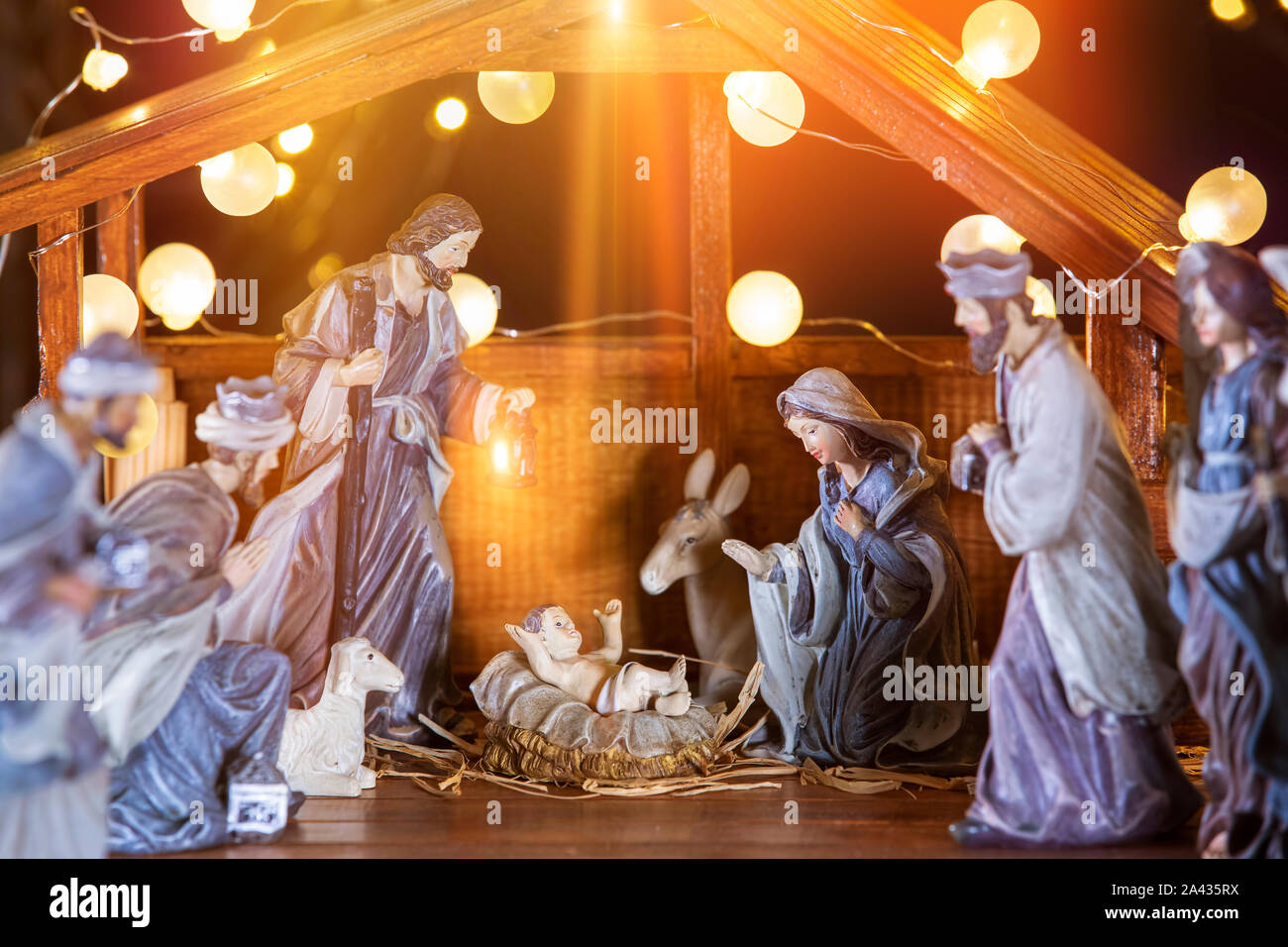 Presepe di Natale scena con figurine compresi Gesù, Maria e Giuseppe, gli ovini e i saggi. Focus su Maria! Foto Stock