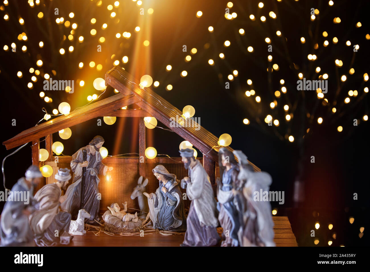 Presepe di Natale scena con figurine compresi Gesù, Maria e Giuseppe, gli ovini e i saggi. Focus su Maria! Foto Stock