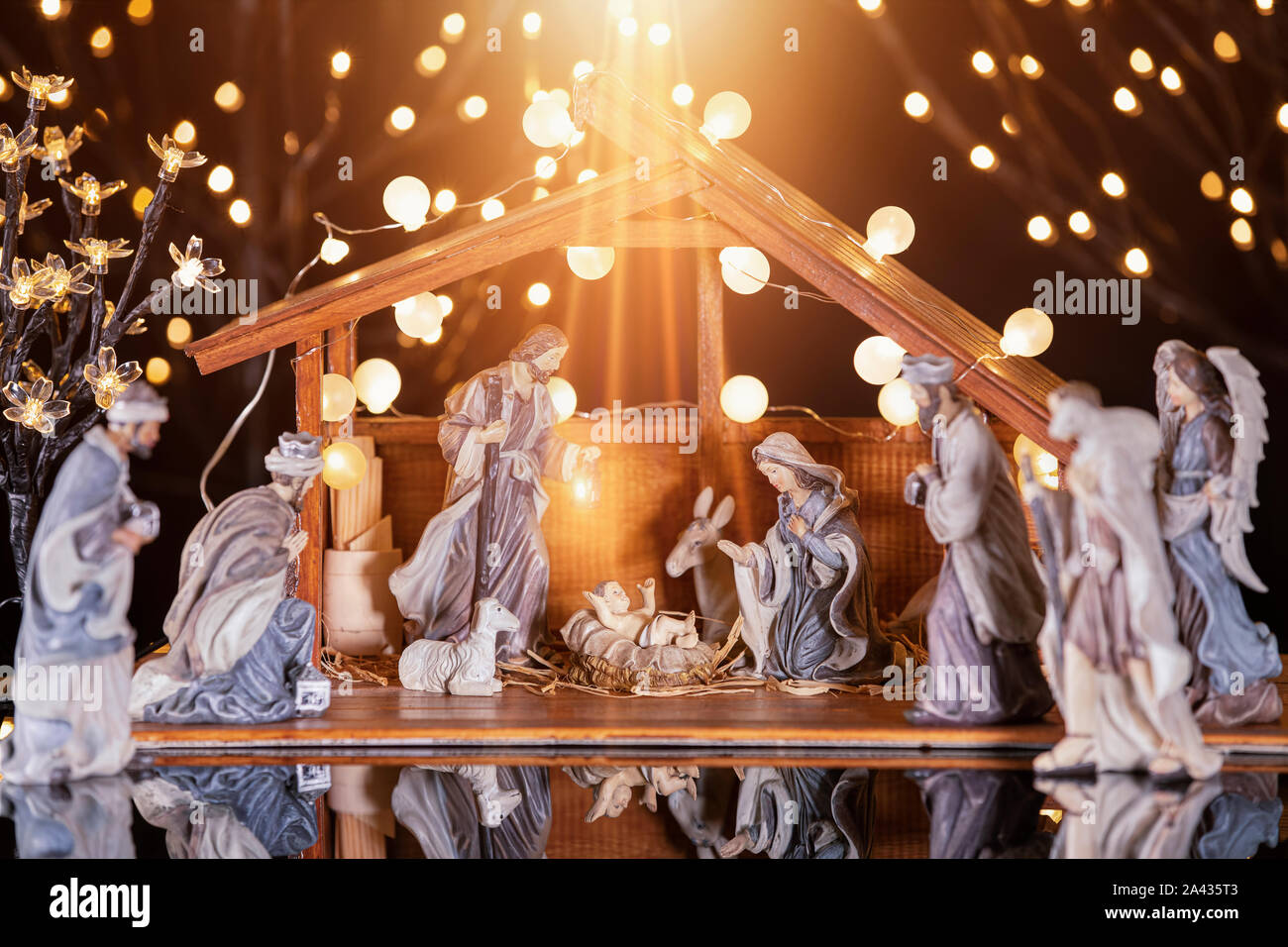 Presepe di Natale scena con figurine compresi Gesù, Maria e Giuseppe, gli ovini e i saggi. Concentrarsi sul bambino! Foto Stock