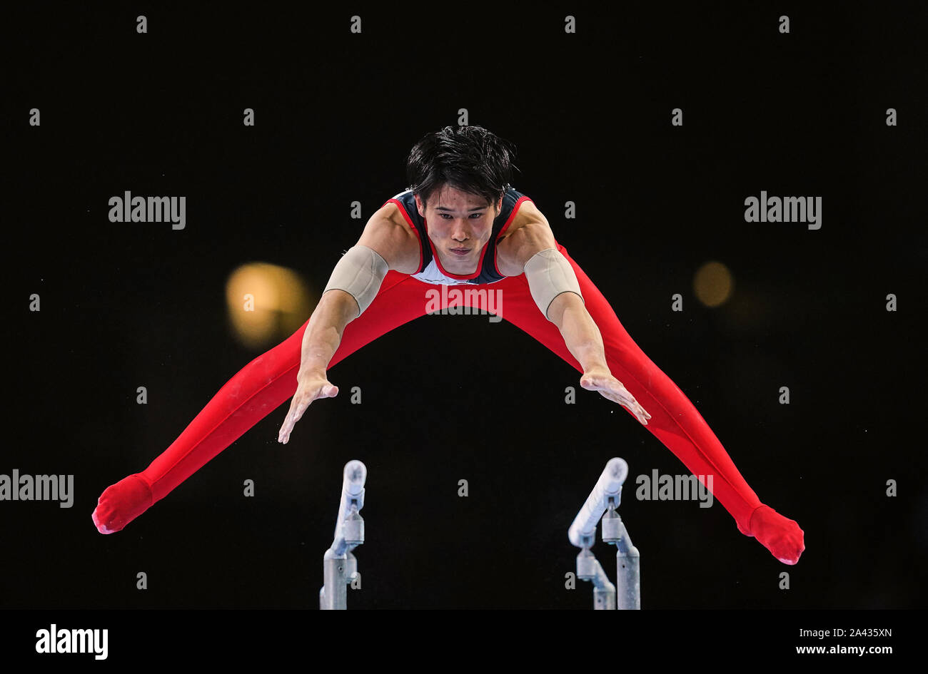 Stuttgart, Germania. Undicesimo oct, 2019. Kazuma Kaya del Giappone in competizione in barre parallele per gli uomini durante il 49FIG ginnastica artistica Campionati del Mondo alla Hanns Martin Schleyer Halle di Stuttgart, Germania. Ulrik Pedersen/CSM/Alamy Live News Foto Stock