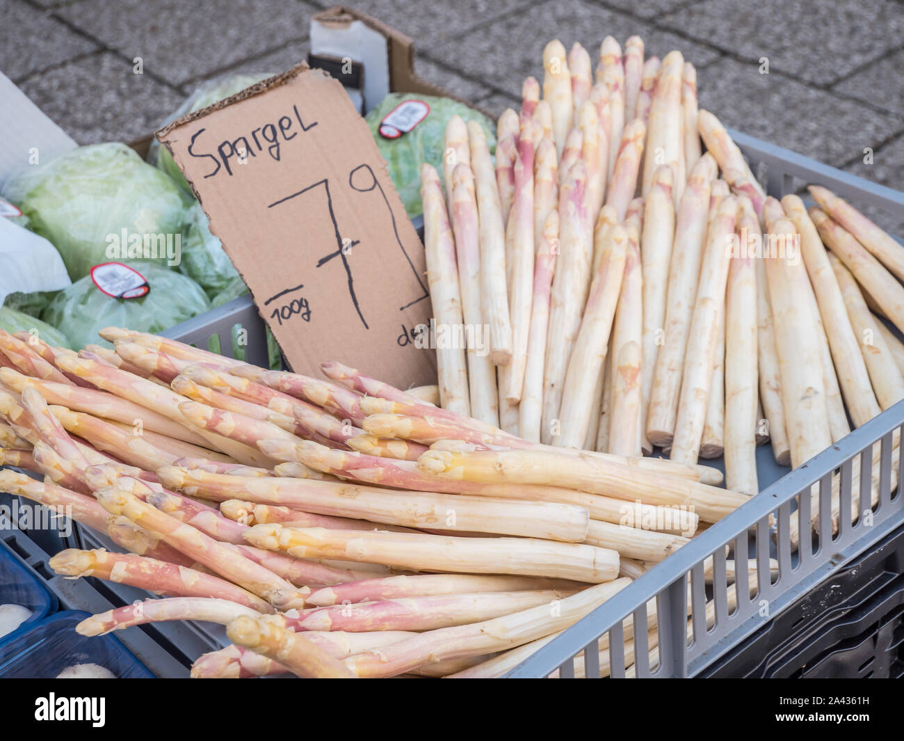 Tempo di Asparagi al mercato settimanale Foto Stock
