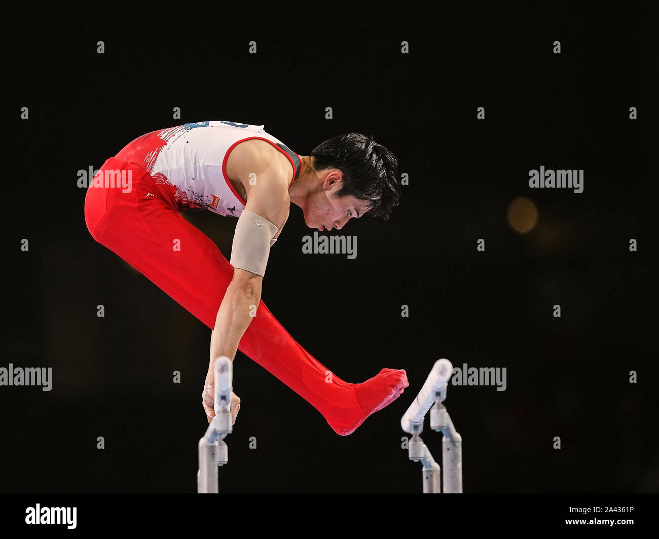 Stuttgart, Germania. Undicesimo oct, 2019. Kazuma Kaya del Giappone in competizione in barre parallele per gli uomini durante il 49FIG ginnastica artistica Campionati del Mondo alla Hanns Martin Schleyer Halle di Stuttgart, Germania. Ulrik Pedersen/CSM/Alamy Live News Foto Stock