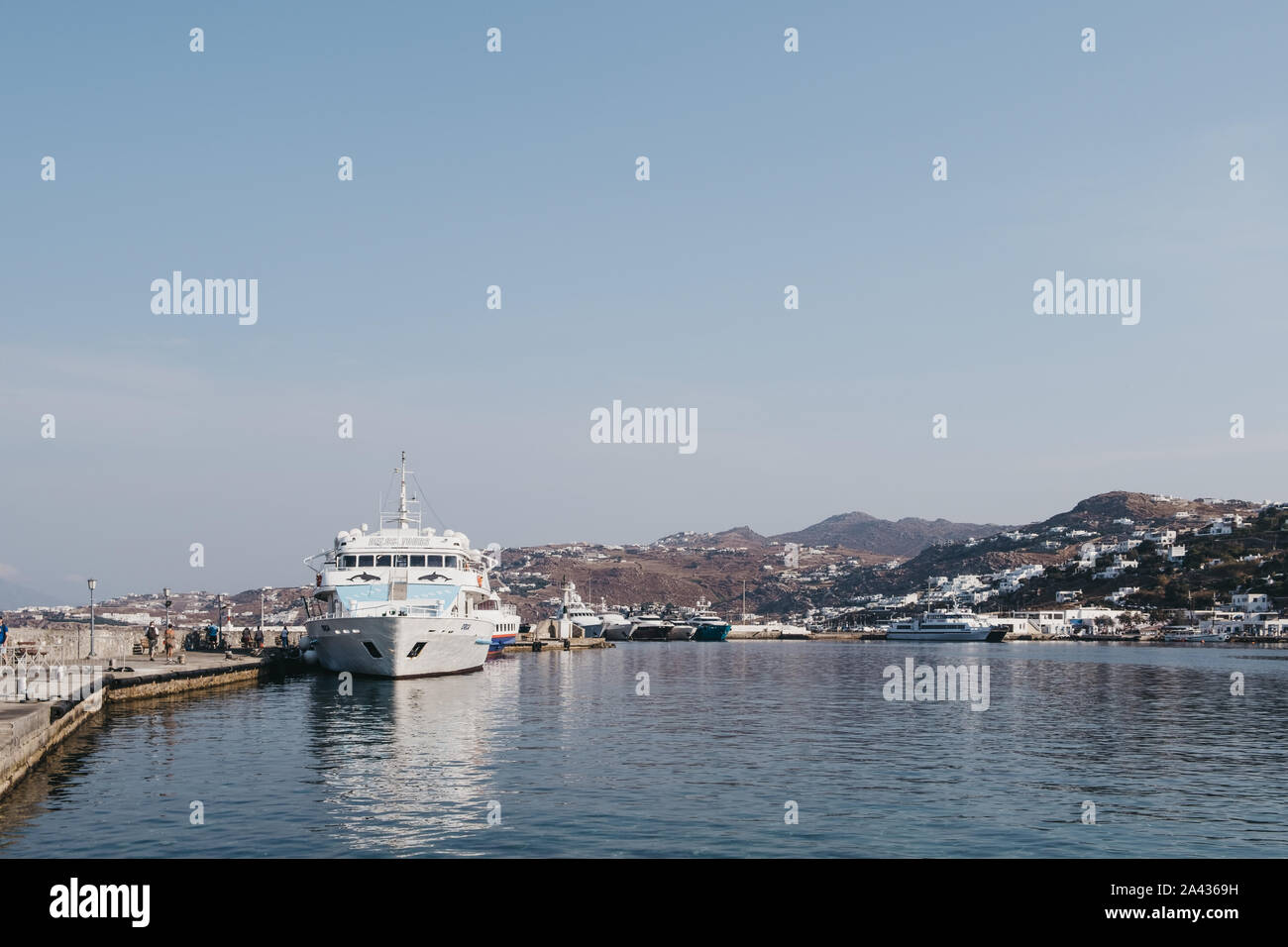La città di Mykonos, Grecia- Settembre 20, 2019: Delos Tours Orca barca ormeggiata in porto nuovo nella città di Mykonos. Esso trasporta persone alla storica isola di Foto Stock