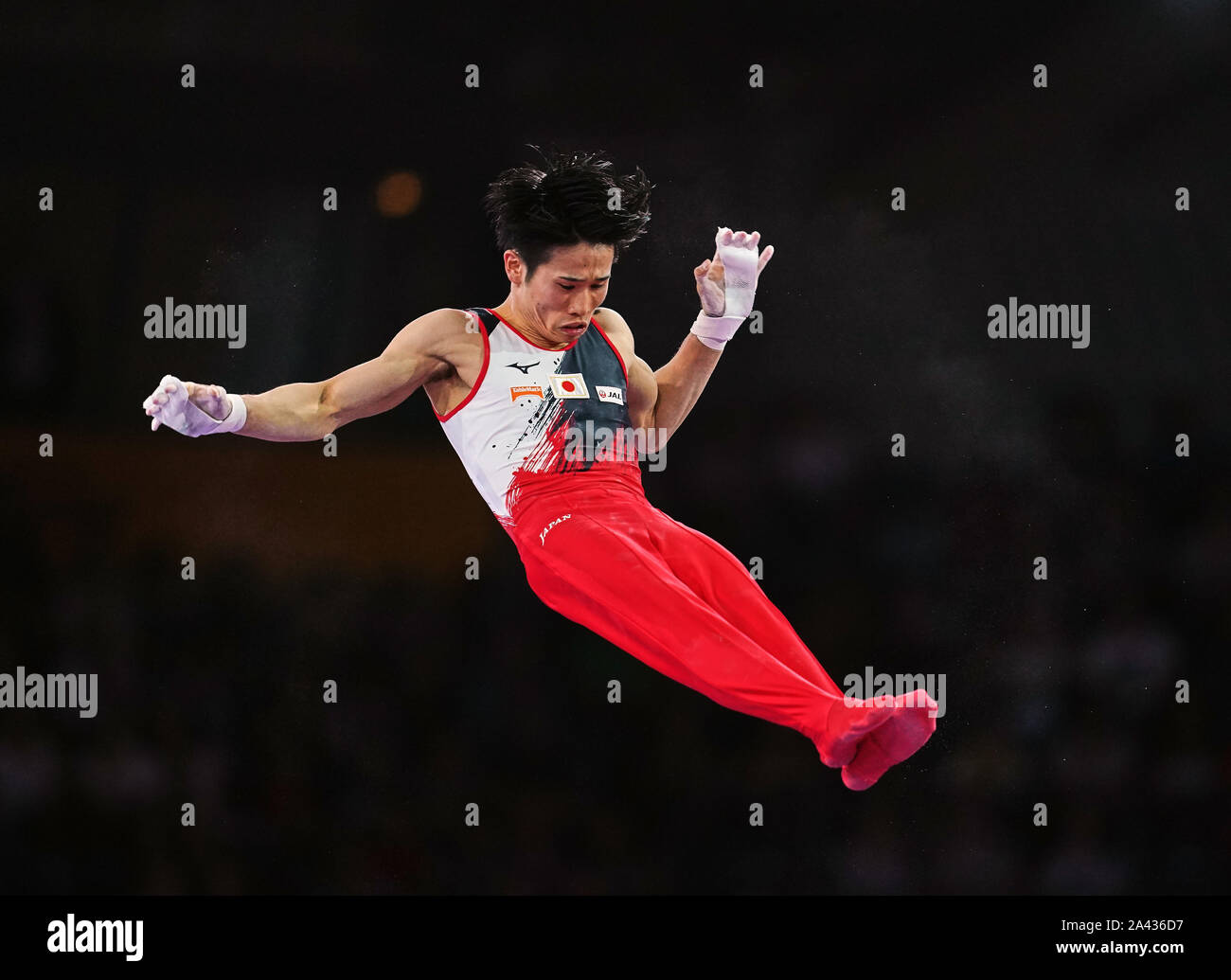 Stuttgart, Germania. Undicesimo oct, 2019. Kazuma Kaya del Giappone in concorrenza nella barra orizzontale per gli uomini durante il 49FIG ginnastica artistica Campionati del Mondo alla Hanns Martin Schleyer Halle di Stuttgart, Germania. Ulrik Pedersen/CSM/Alamy Live News Foto Stock