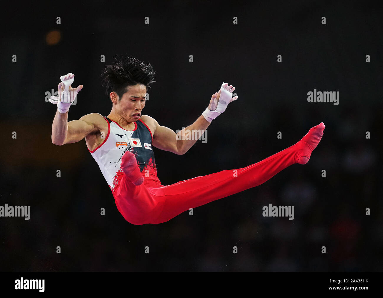 Stuttgart, Germania. Undicesimo oct, 2019. Kazuma Kaya del Giappone in concorrenza nella barra orizzontale per gli uomini durante il 49FIG ginnastica artistica Campionati del Mondo alla Hanns Martin Schleyer Halle di Stuttgart, Germania. Ulrik Pedersen/CSM/Alamy Live News Foto Stock