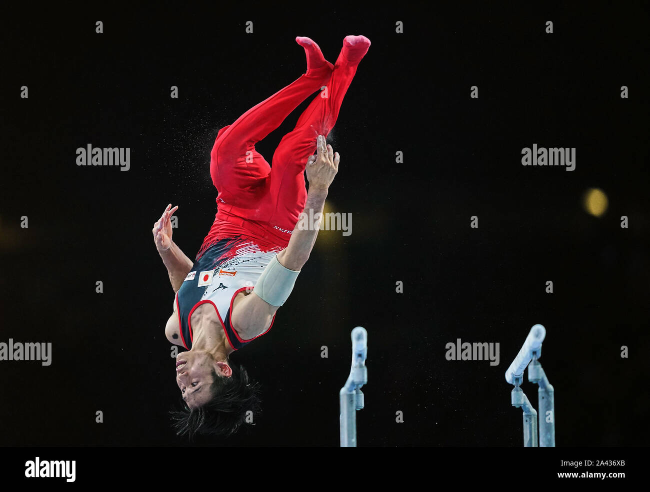 Stuttgart, Germania. Undicesimo oct, 2019. Kazuma Kaya del Giappone in competizione in barre parallele per gli uomini durante il 49FIG ginnastica artistica Campionati del Mondo alla Hanns Martin Schleyer Halle di Stuttgart, Germania. Ulrik Pedersen/CSM/Alamy Live News Foto Stock