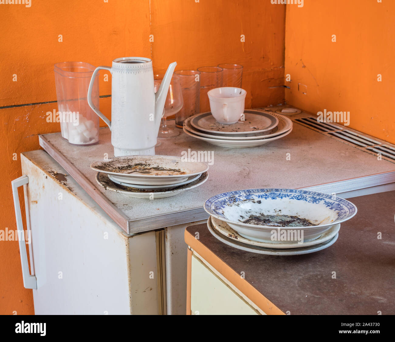 Il vecchio frigo con piatti perduti Foto Stock
