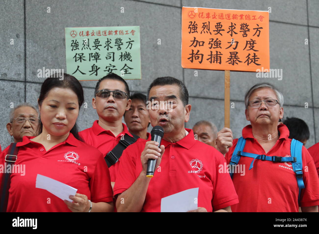 (191011) -- HONG KONG, 11 ott. 2019 (Xinhua) -- i rappresentanti di Hong Kong per il trasporto del motore dei lavoratori Unione generale assemblare a condannare l'escalation della violenza nel sud della Cina di Hong Kong, 11 ott. 2019. Per andare con "Hong Kong driver petizione la polizia per frenare la violenza' (Xinhua/Lu Ye) Foto Stock