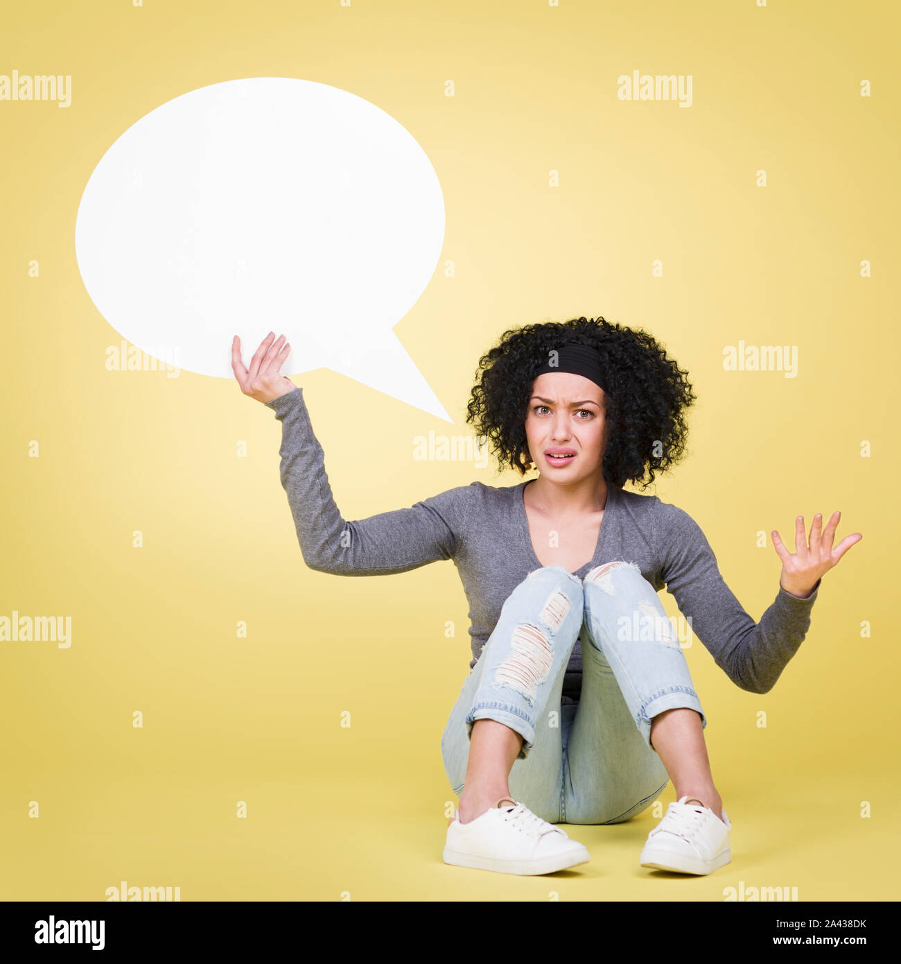 Infastiditi ragazza con bianco palloncino parlato con copyspace. Foto Stock