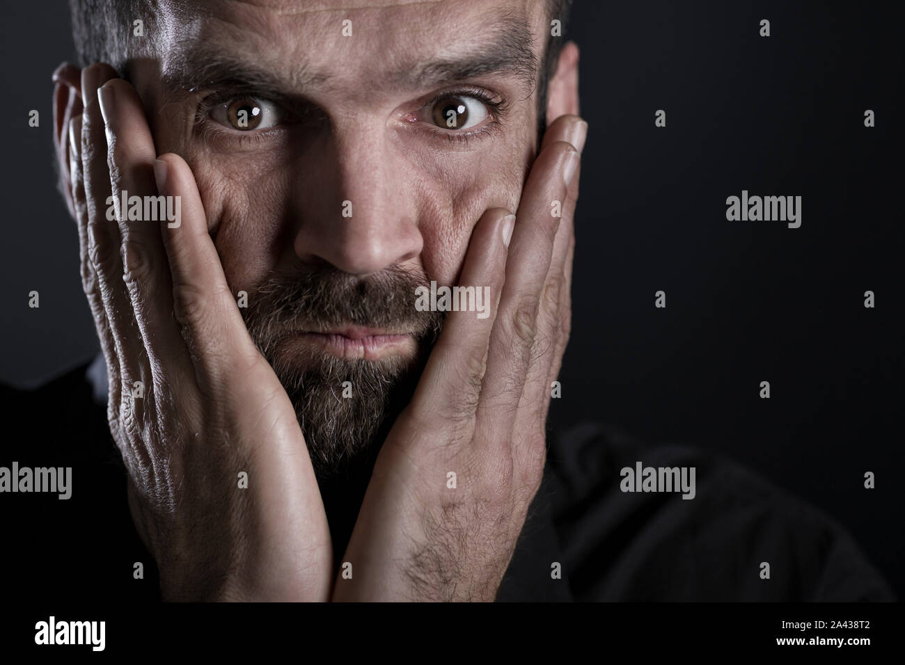 Close up uomo preoccupato facepalming. Foto Stock