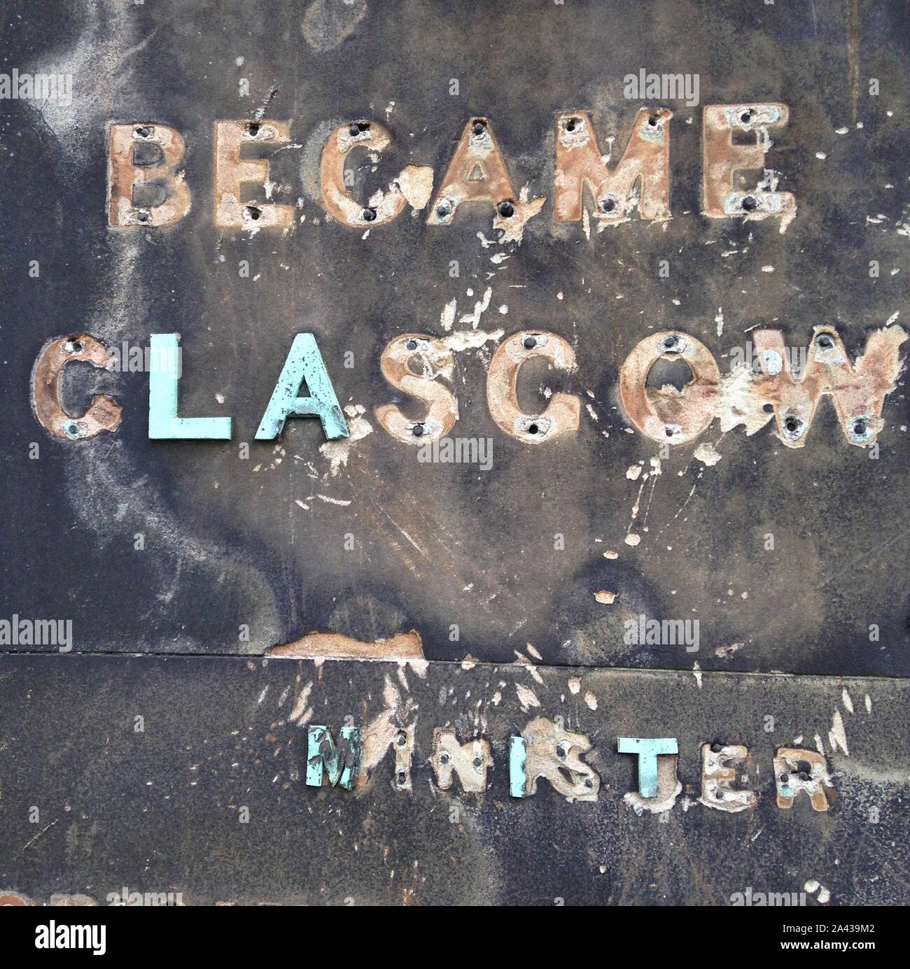 Tipografia con lettere "diventate Glasgow" sulla lapide. Necropoli di Glasgow Foto Stock