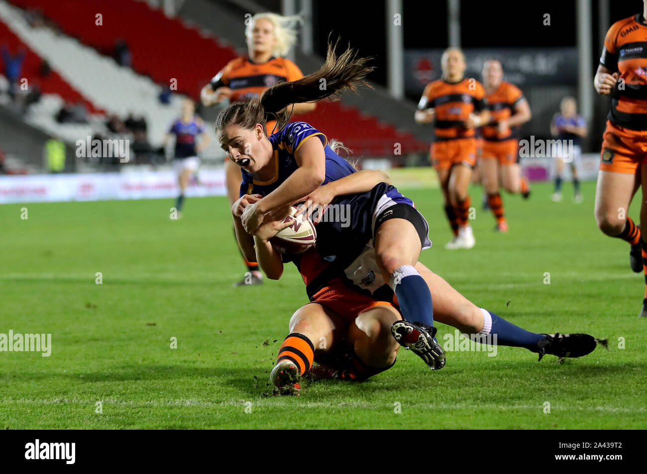 Leeds Rhino's donne Fran punteggi Goldthorpe la sua seconda prova durante il Betfred donna Super League Gran finale al totalmente Wicked Stadium, St Helens. Foto Stock