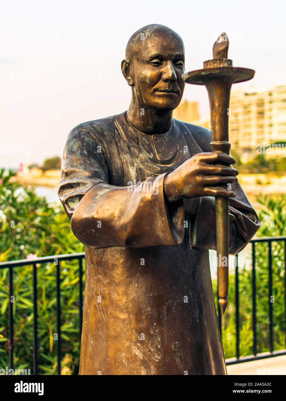 Statua di leader spirituale indiana Sri Chinmoy alla passeggiata di Sliema come simbolo di pace. È il trentunesimo scultura in bronzo a grandezza naturale. Foto Stock