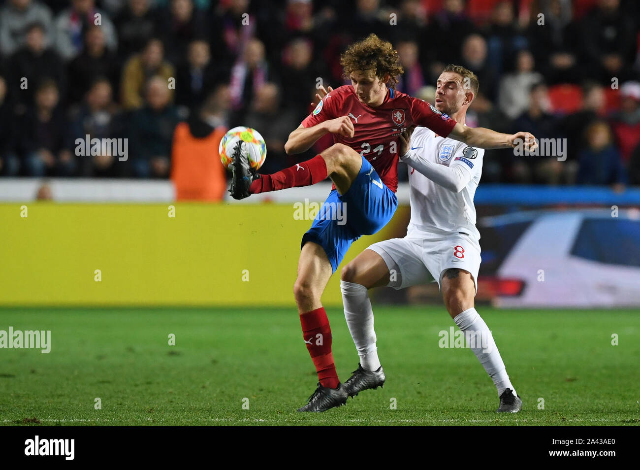 Praga, Repubblica Ceca. Undicesimo oct, 2019. Alex Kral di Repubblica Ceca, sinistra e Giordania Henderson di Inghilterra in azione durante l'Euro 2020 gruppo una qualifica della partita di calcio tra Repubblica Ceca e Inghilterra al Sinobo stadium di Praga Repubblica Ceca, Ottobre 11, 2019. Credito: Michal Kamaryt/CTK foto/Alamy Live News Foto Stock