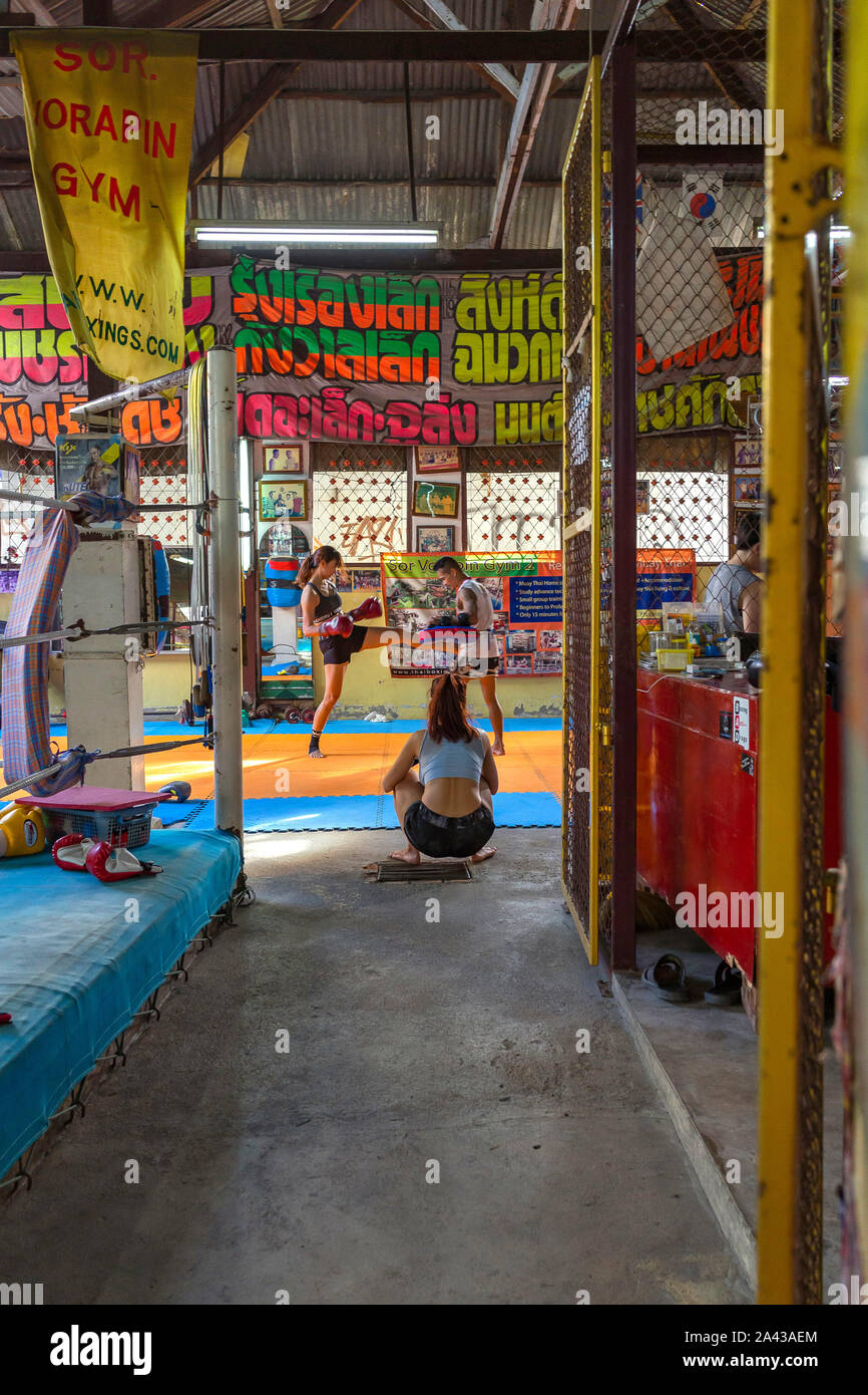 Montare il signore il corso di formazione nella Muay Thai (in stile Thai Kickboxing) palestra a Bangkok in Tailandia Foto Stock