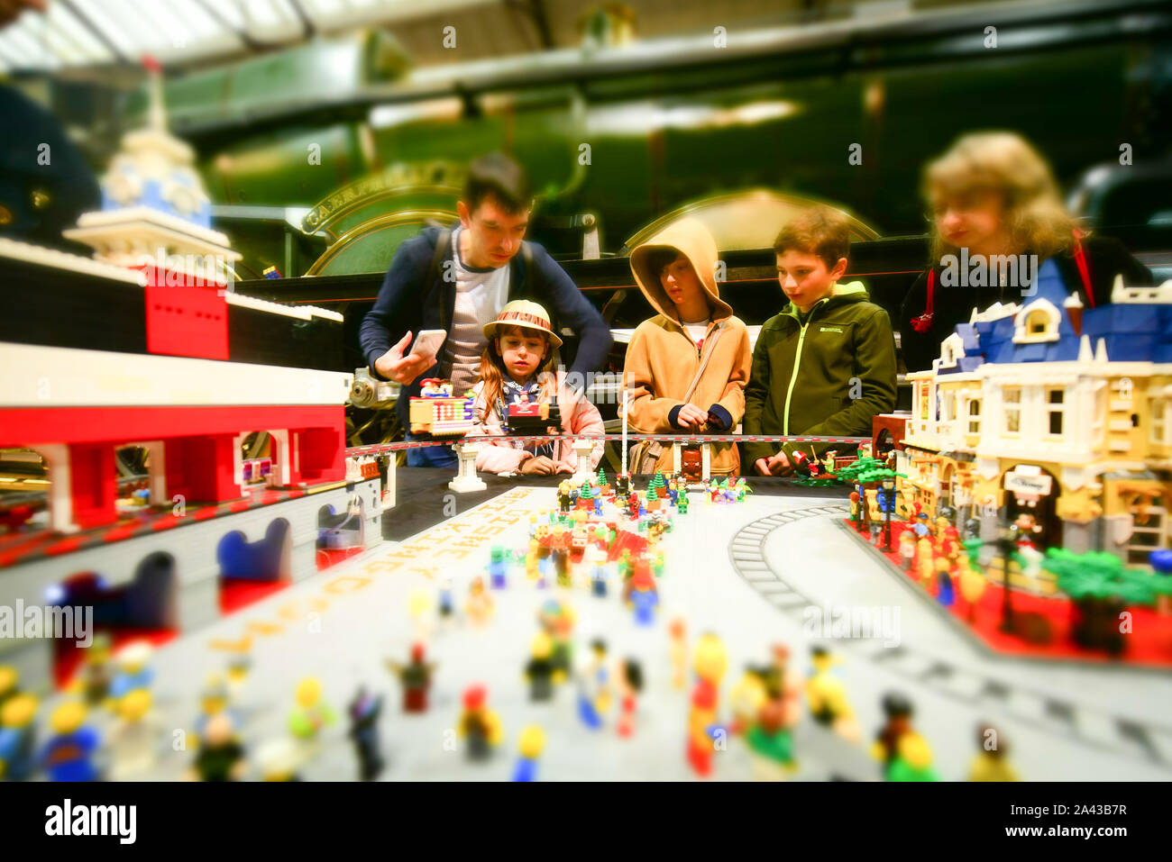 Vapore - Museo della Great Western Railway, Swindon, Wiltshire, Regno Unito. 5 Ottobre, 2019. Gli appassionati di Lego vecchi e giovani si riuniranno presso il grande Wester Foto Stock