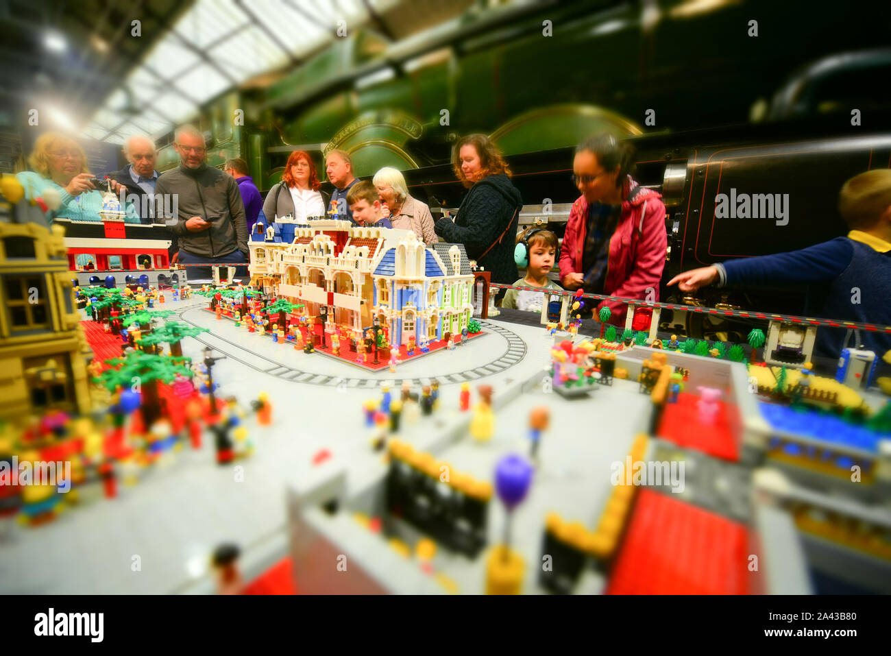 Vapore - Museo della Great Western Railway, Swindon, Wiltshire, Regno Unito. 5 Ottobre, 2019. Gli appassionati di Lego vecchi e giovani si riuniranno presso il grande Wester Foto Stock