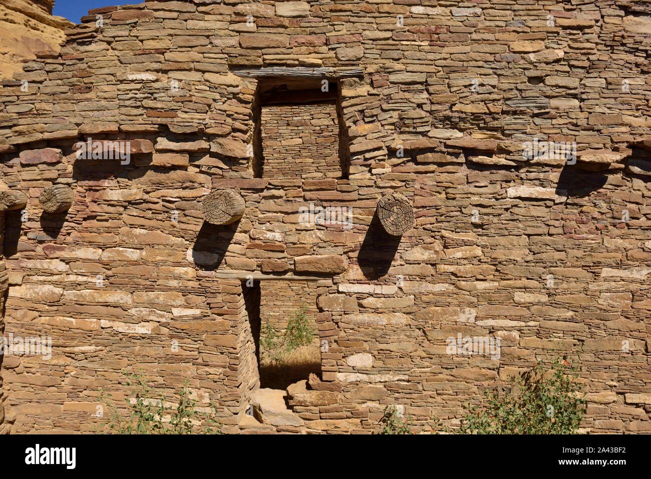 Porte, multi-livello Sala Est Blocco, Pueblo Bonito 850-1250(s), Chaco Canyon, NM 190912 61358 Foto Stock