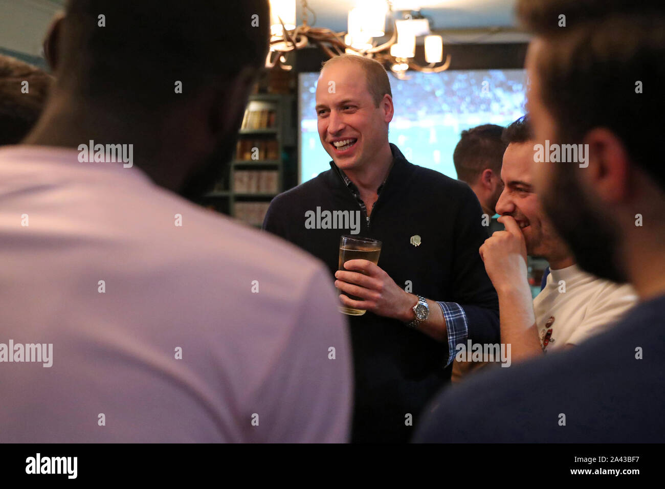 Il Duca di Cambridge discute la salute mentale con i tifosi di calcio, come parte delle teste di campagna, durante l'Inghilterra vs Repubblica Ceca corrispondano al pub nella zona sud-ovest di Londra. Foto Stock