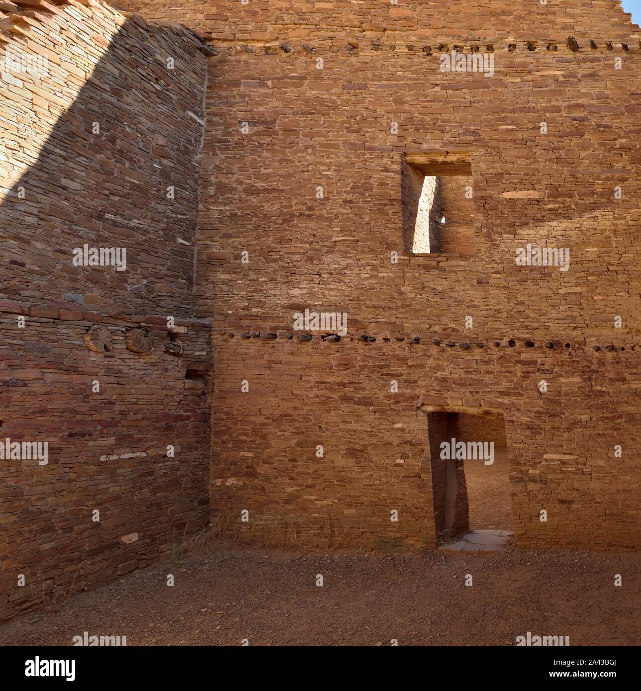 All'interno di un multi-livello Sala Est Blocco, Pueblo Bonito 850-1250(s), Chaco Canyon, NM 190912 61362 Foto Stock