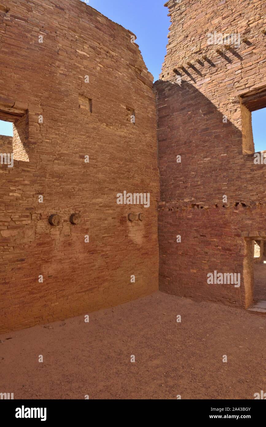 All'interno di un multi-livello Sala Est Blocco, Pueblo Bonito 850-1250(s), Chaco Canyon, NM 190912 61365 Foto Stock