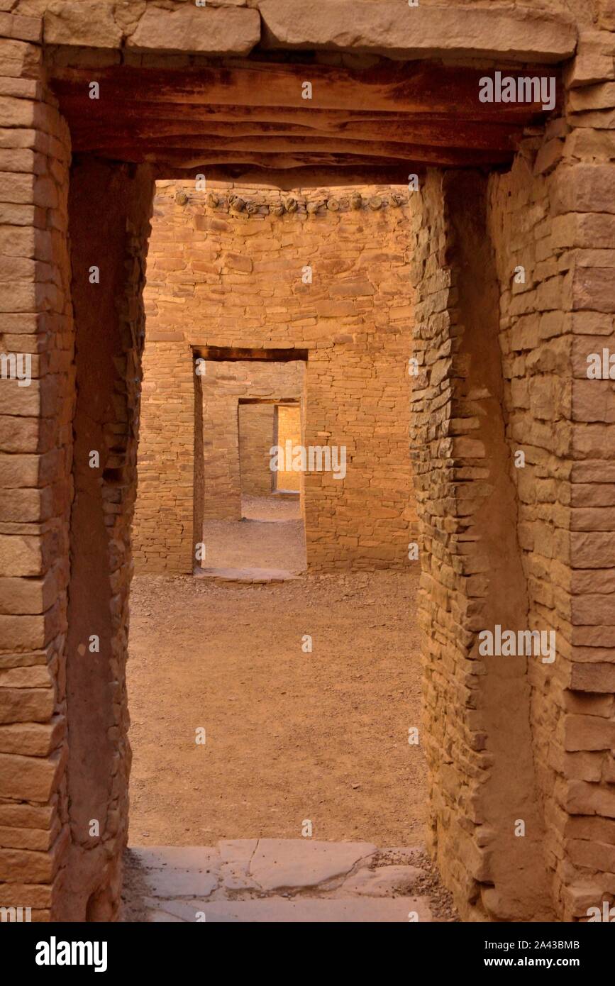 Porte, all'interno di un multi-livello Sala Est Blocco, Pueblo Bonito 850-1250(s), Chaco Canyon, NM 190912 61376 Foto Stock