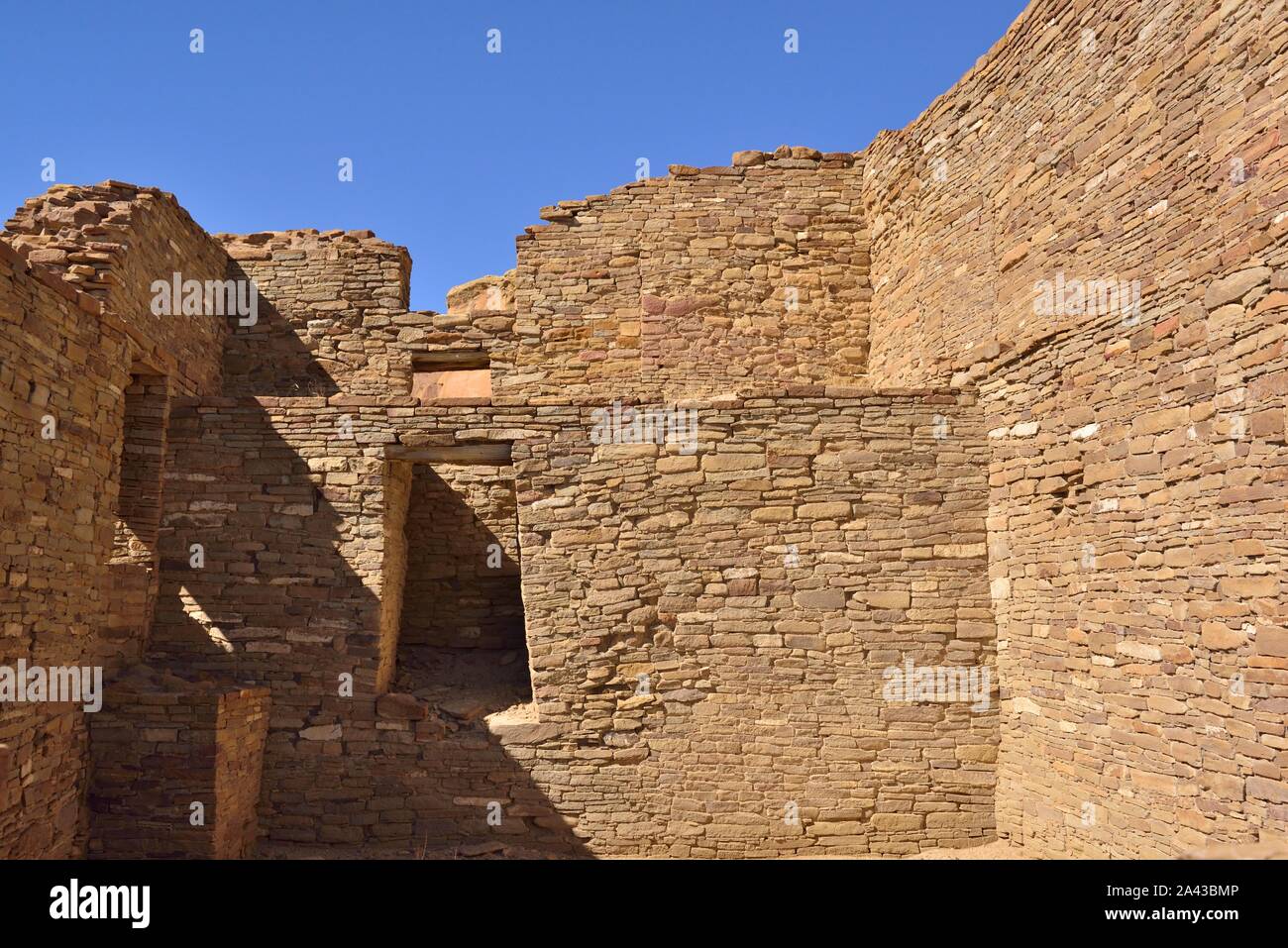 Porte e finestre, all'interno di un multi-livello Sala Est Blocco, Pueblo Bonito 850-1250(s), Chaco Canyon, NM 190912 61378 Foto Stock