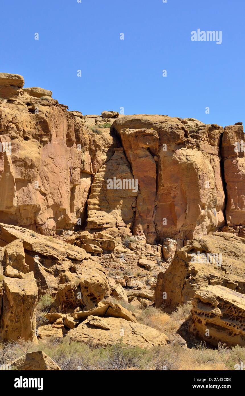 Scale scavate nella roccia, Hungo Pavi (1000-1250S), Chaco Canyon, NM 190912 75278 Foto Stock