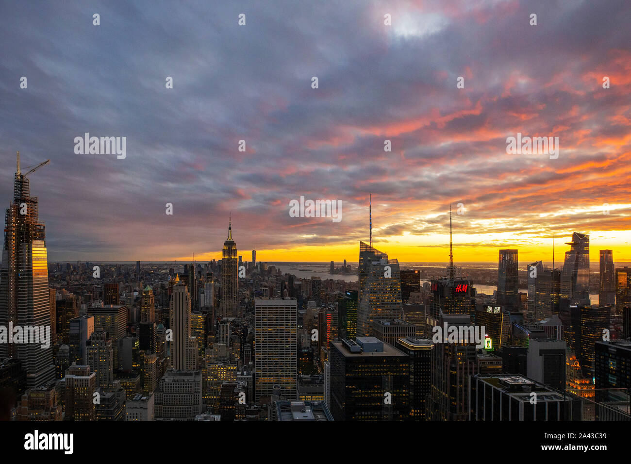 New York, Stati Uniti d'America. 10 ottobre, 2019. Foto scattata dalla cima della Roccia al Rockefeller Center mostra la vista di Manhattan, New York, Stati Uniti, il 10 ottobre, 2019. Credito: Li Muzi/Xinhua/Alamy Live News Foto Stock
