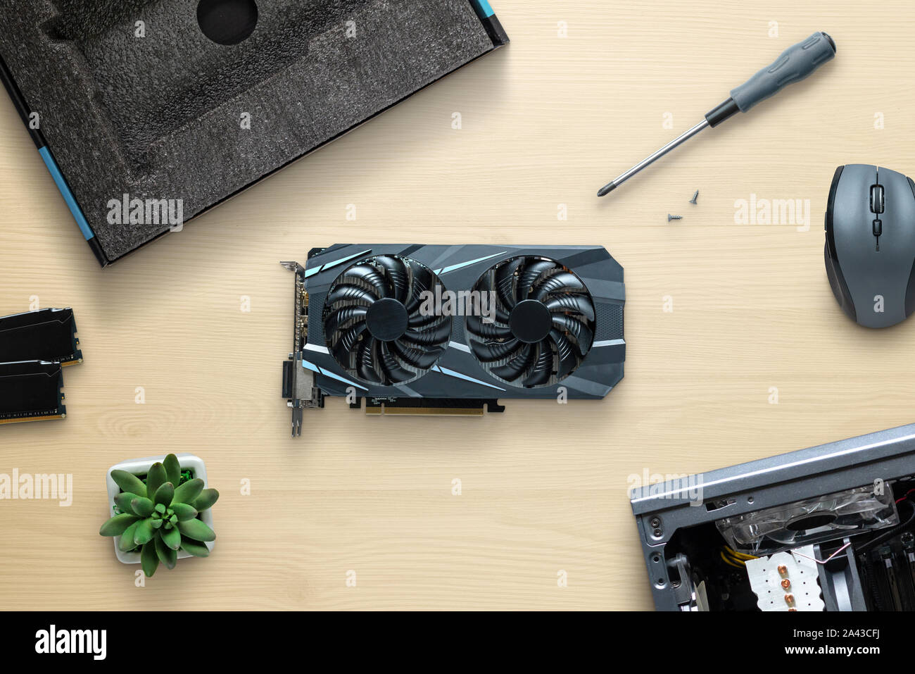 Scheda grafica Concetto di installazione. Scrivania con GPU moderne, cacciavite, custodia, memory, mouse. PC per videogame costruire concetto. Foto Stock