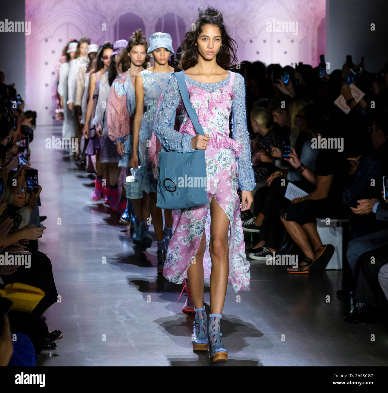 New York, NY - Settembre 09, 2019: Yasmin Wijnaldum passeggiate la pista al Anna sui primavera estate 2020 Fashion Show Foto Stock