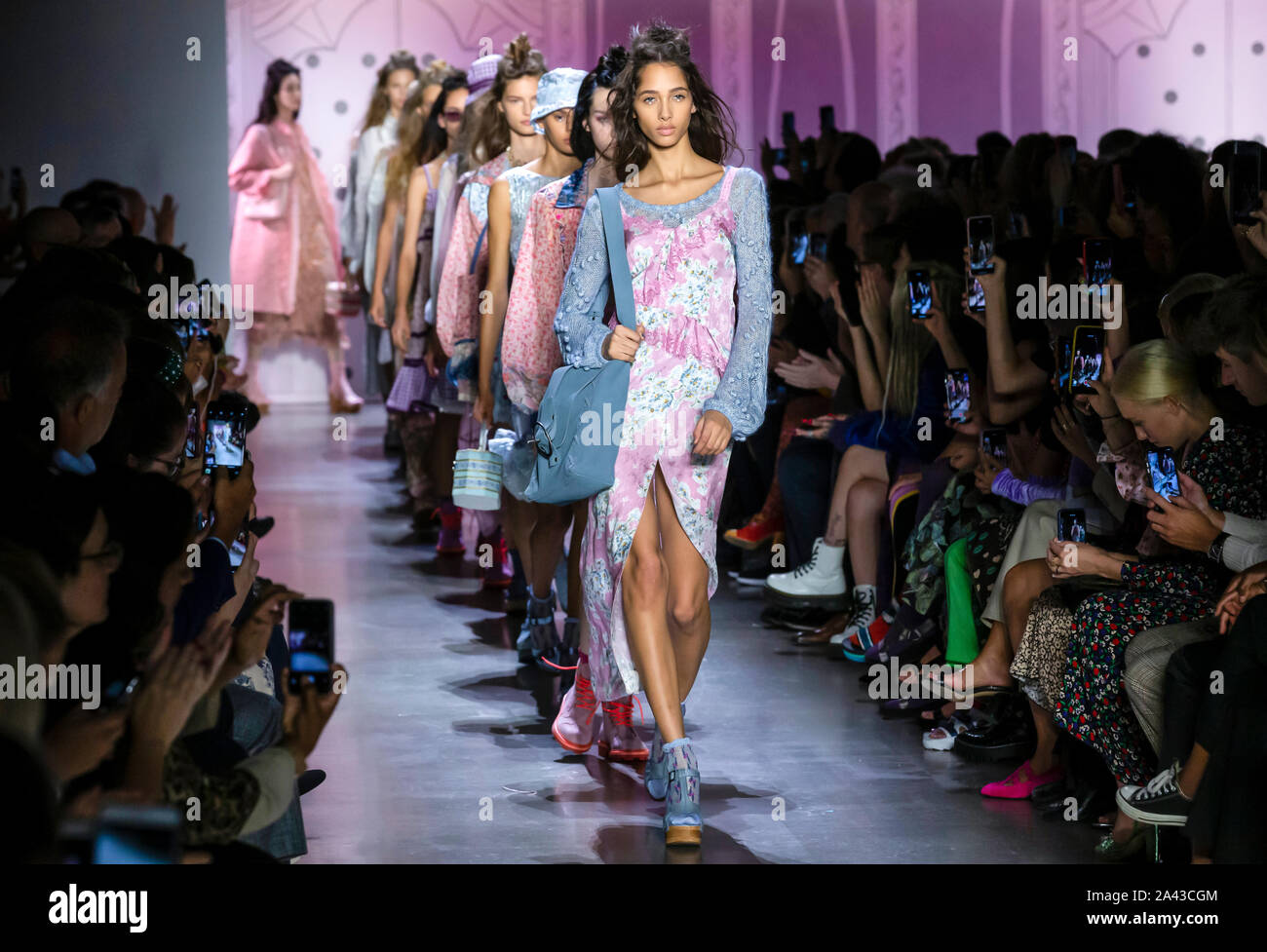 New York, NY - Settembre 09, 2019: Yasmin Wijnaldum passeggiate la pista al Anna sui primavera estate 2020 Fashion Show Foto Stock
