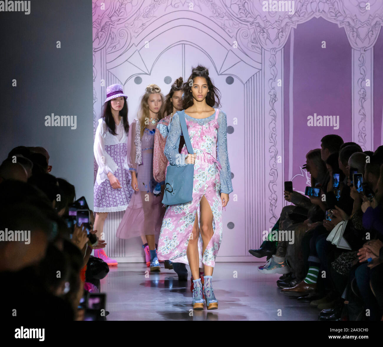 New York, NY - Settembre 09, 2019: Yasmin Wijnaldum passeggiate la pista al Anna sui primavera estate 2020 Fashion Show Foto Stock