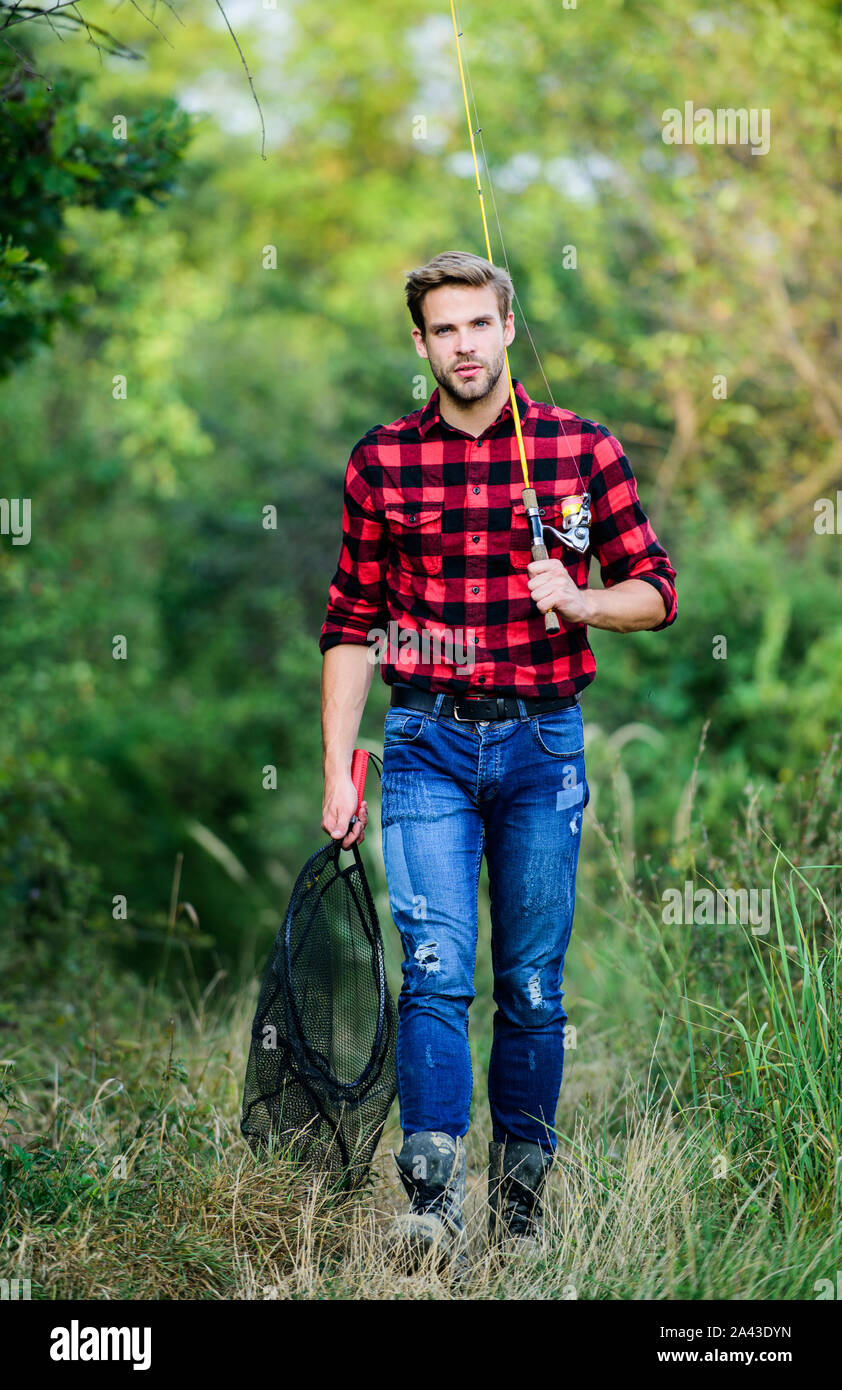 Big game fishing. fisher tenere pesci net. hobby. l uomo camicia a scacchi  sul ranch. pescatore con canna da pesca. l uomo nel cappello da cowboy  western ritratto. In stile vintage uomo.