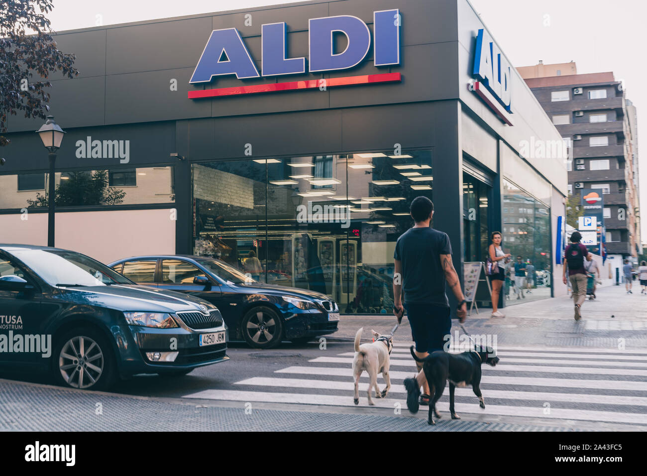 Valencia, Spagna - 28 Settembre 2019: ALDI store nella città di Valencia. Il tedesco globale sconto catena di supermercati. Foto Stock