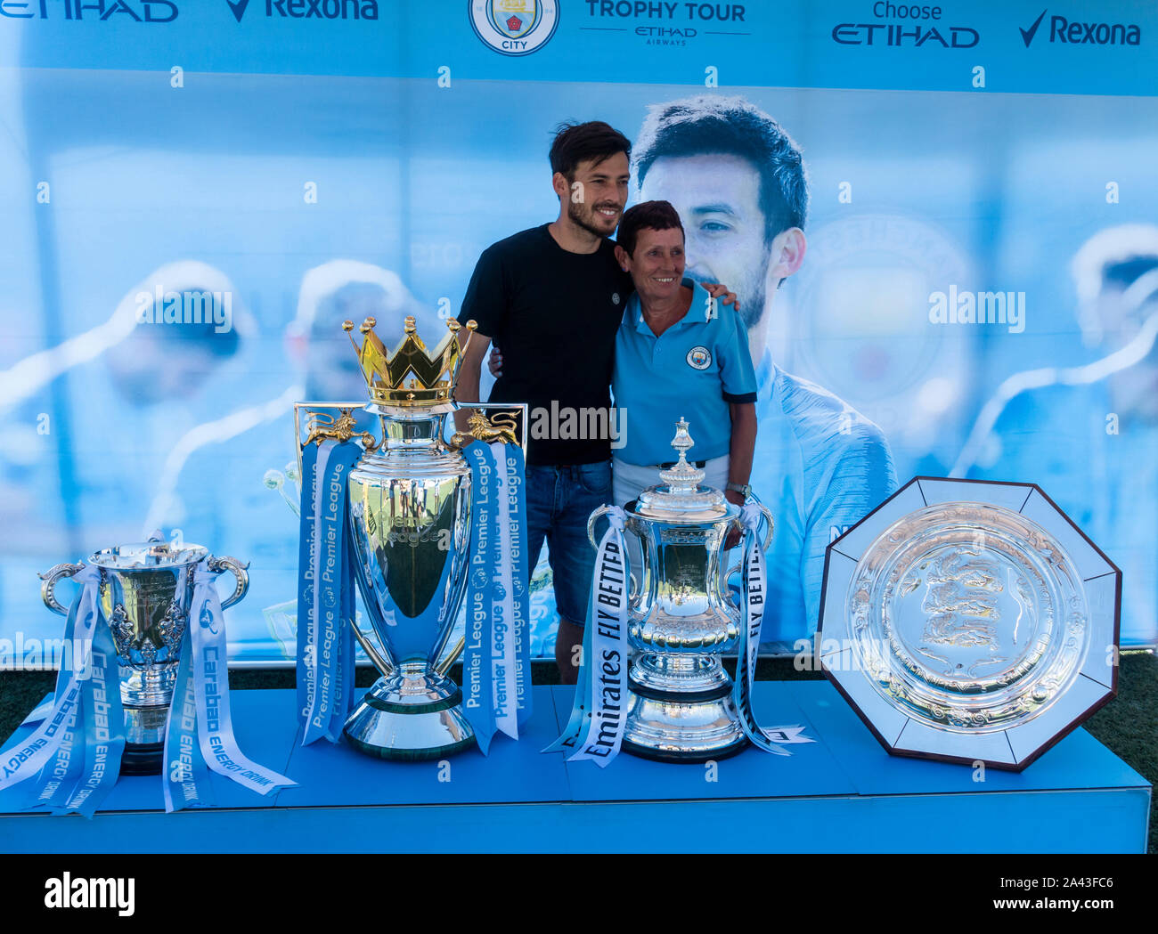 Gran Canaria Isole Canarie Spagna. 11 ottobre, 2019. Manchester City Club capitano, David Silva, segni autografi e pone per le foto come egli mette in mostra il club quattro trofei dalla scorsa stagione a terra dove ha iniziato la sua carriera di giocatore, nella sua città natale, Arguineguín, sull'isola di Gran Canaria. I trofei sono stati esposti ai tifosi in diverse città in tutto il mondo come parte del club il Trophy Tour.. Credito: Alan Dawson/Alamy Live News Foto Stock