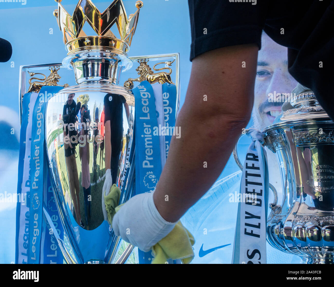 Gran Canaria Isole Canarie Spagna. 11 ottobre, 2019. Manchester City Club capitano, David Silva, segni autografi e pone per le foto come egli mette in mostra il club quattro trofei dalla scorsa stagione a terra dove ha iniziato la sua carriera di giocatore, nella sua città natale, Arguineguín, sull'isola di Gran Canaria. I trofei sono stati esposti ai tifosi in diverse città in tutto il mondo come parte del club il Trophy Tour. Nella foto; la Premier League Trophy è dato un polacco davanti alla folla di arrivare. Credito: Alan Dawson/Alamy Live News Foto Stock