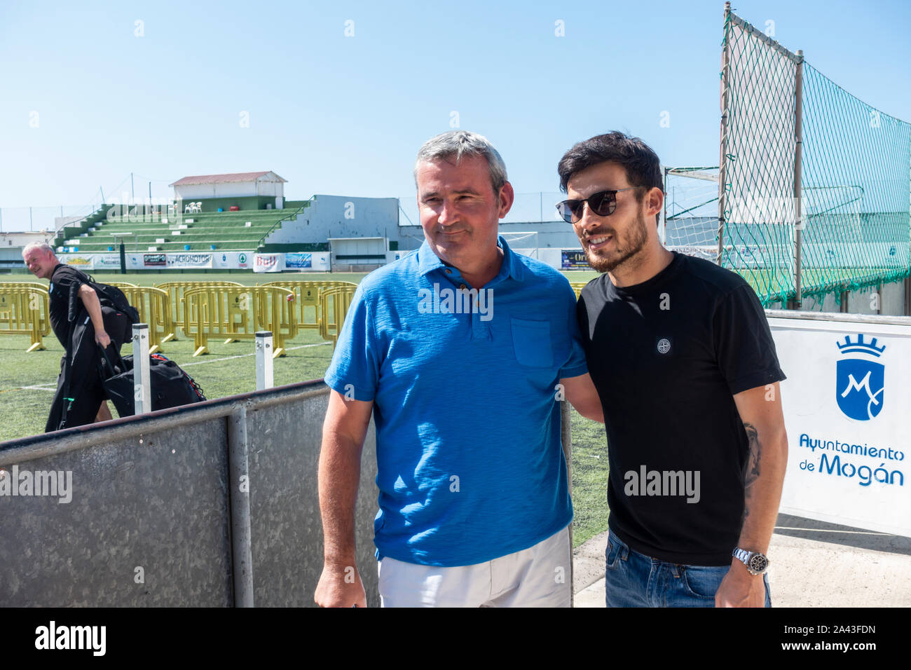 Gran Canaria Isole Canarie Spagna. 11 ottobre, 2019. Manchester City Club capitano, David Silva, segni autografi e pone per le foto come egli mette in mostra il club quattro trofei dalla scorsa stagione a terra dove ha iniziato la sua carriera di giocatore, nella sua città natale, Arguineguín, sull'isola di Gran Canaria. I trofei sono stati esposti ai tifosi in diverse città in tutto il mondo come parte del club il Trophy Tour.. Credito: Alan Dawson/Alamy Live News Foto Stock