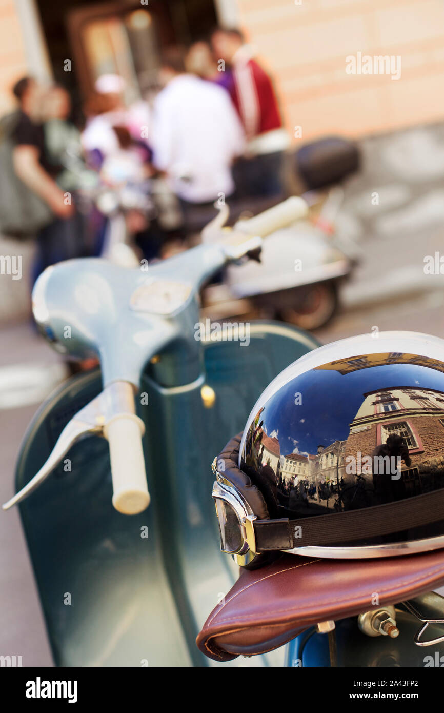 Casco su italiano classico scooter. Foto Stock