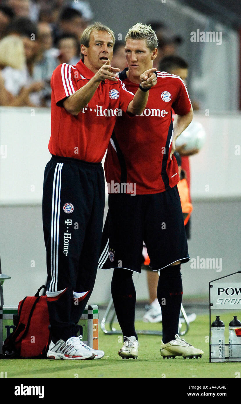 Rheinenergiestadion Colonia Germania 26.7.2008, calcio: 1. FC Colonia (CGN, rosso) vs FC Bayern Monaco di Baviera (FCB, nero); manager Juergen KLINSMANN, Bastian SCHWEINSTEIGER (entrambi FCB) Foto Stock